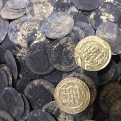 کشف 130سکه متعلق به دوره آل بویه از اتاقک یک قبرکن در ری