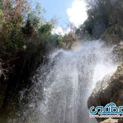 آبشار کوهمره سرخی یکی از جاذبه های طبیعی استان فارس به شمار می رود