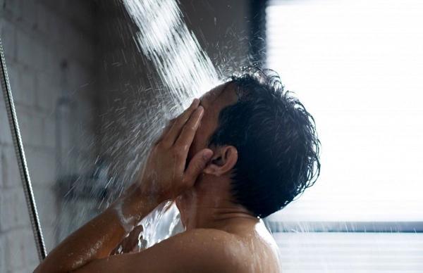 13 اشتباه کُشنده که نباید در حمام مرتکب شوید